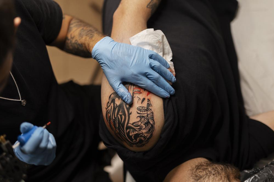 Guanti per tatuatori: caratteristiche e consigli utili