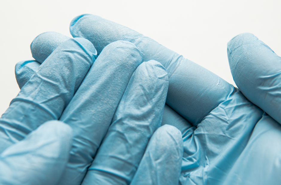 Guanti in nitrile: caratteristiche, utilizzo e vantaggi
